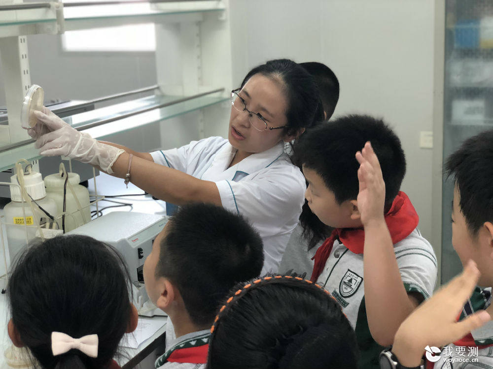 新城小学雏鹰假日小分队至食品中心参观实践