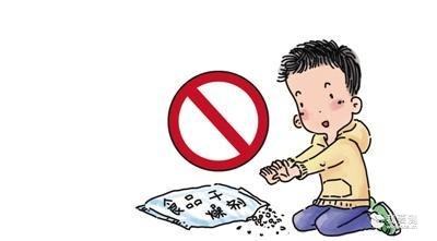 别看食品干燥剂小小一袋 处置不当可能引发爆炸