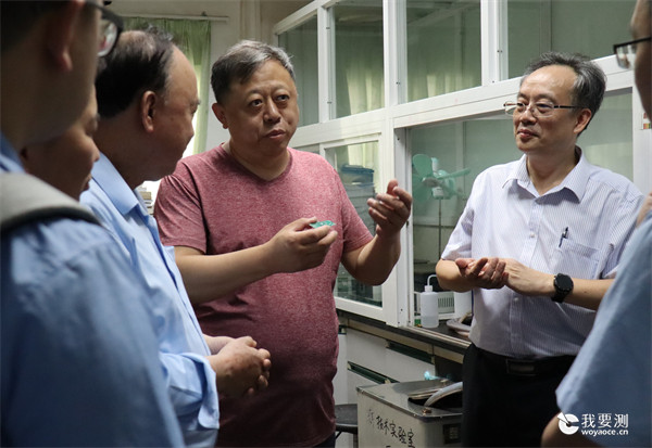 参观实验室2.jpg 参观实验室2.jpg