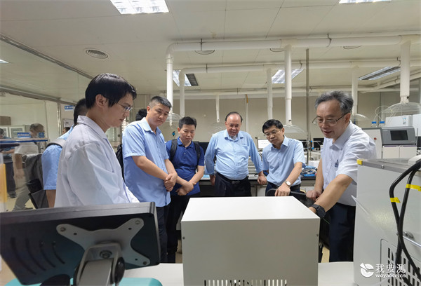 参观实验室.jpg 参观实验室.jpg